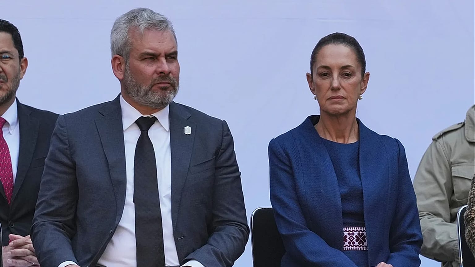 Michoacan Eyaleti Valisi Alfredo Ramirez Bedolla (solda) ve Meksika Devlet Başkanı Claudia Sheinbaum, 9 Kasım 2025