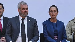 Michoacan Eyaleti Valisi Alfredo Ramirez Bedolla (solda) ve Meksika Devlet Başkanı Claudia Sheinbaum, 9 Kasım 2025