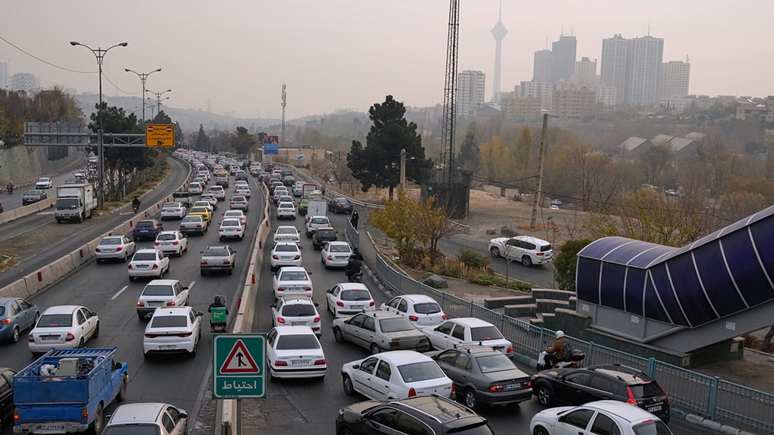 Tahran'da bir otoyol, 7 Aralık 2025