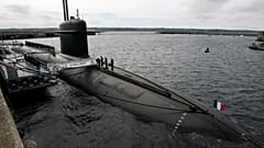 Bu 13 Temmuz 2007 tarihli arşiv fotoğrafında, Fransız deniz subayları Bretanya'da Brest yakınındaki L'Ile Longue üssünde "Le Vigilant" nükleer denizaltının üstünde bekliyor.