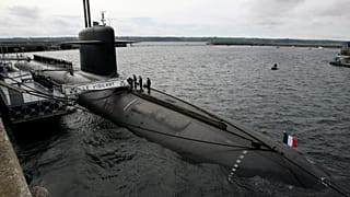 En esta foto de archivo del 13 de julio de 2007, oficiales de la Armada francesa esperan sobre el submarino nuclear "Le Vigilant" en la base de L'Ile Longue, cerca de Brest.