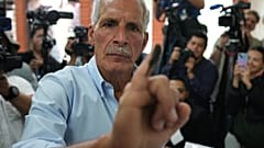 ARCHIVO - Nasry Asfura, candidato por el Partido Nacional, muestra su dedo después de votar durante las elecciones generales en Tegucigalpa, Honduras. 30 de noviembre de 2025.