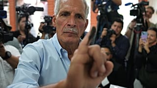ARCHIVO - Nasry Asfura, candidato por el Partido Nacional, muestra su dedo después de votar durante las elecciones generales en Tegucigalpa, Honduras. 30 de noviembre de 2025.