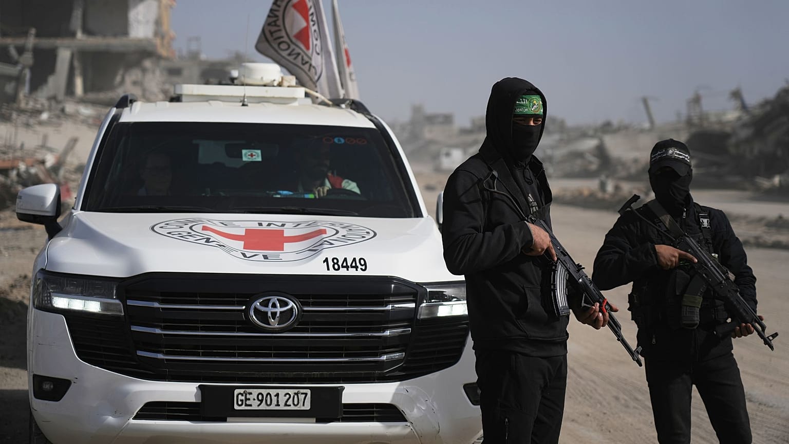 نیروهای حماس در غزه در کنار خودروی صلیب سرخ