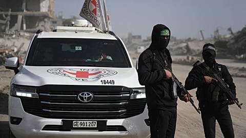 نیروهای حماس در غزه در کنار خودروی صلیب سرخ