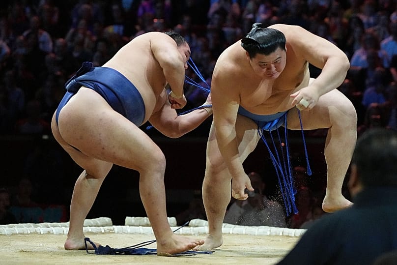 Egy szumó gála a londoni Royal Albert Hall megszentelt dohjójában, ringjében, 2025. október 19-én