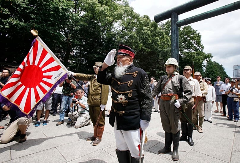 Japán veteránok tisztelgése a Jaszukuni szentélyben, 2012. augusztus 15-én