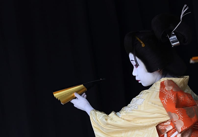 Egy általános iskolás kisfiú alakítja egy fiatal nő szerepét egy tokiói kabuki színházban, 2014 márciusában