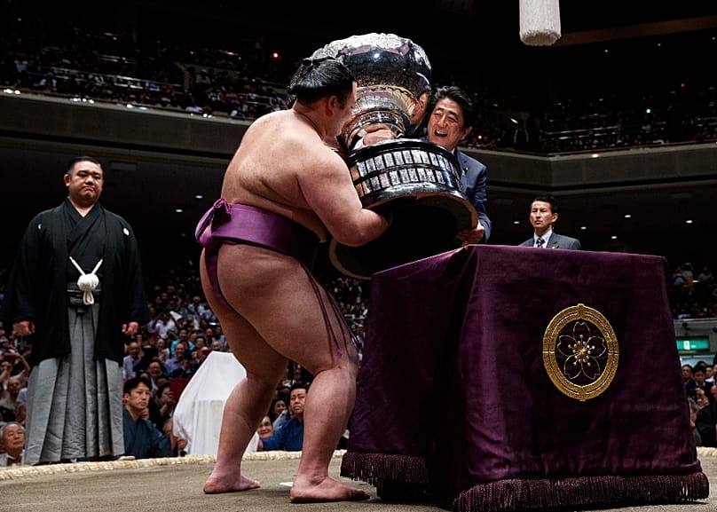 A szumó torna nagydíját a győztes Aszanojamának Abe Sinzó miniszterelnök adta át Tokióban, 2019. május 26-án