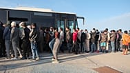 Μετανάστες επιβιβάζονται σε λεωφορείο στο λιμάνι της Παλιόχωρας στο νησί της Κρήτης την Κυριακή 19 Οκτωβρίου 2025.