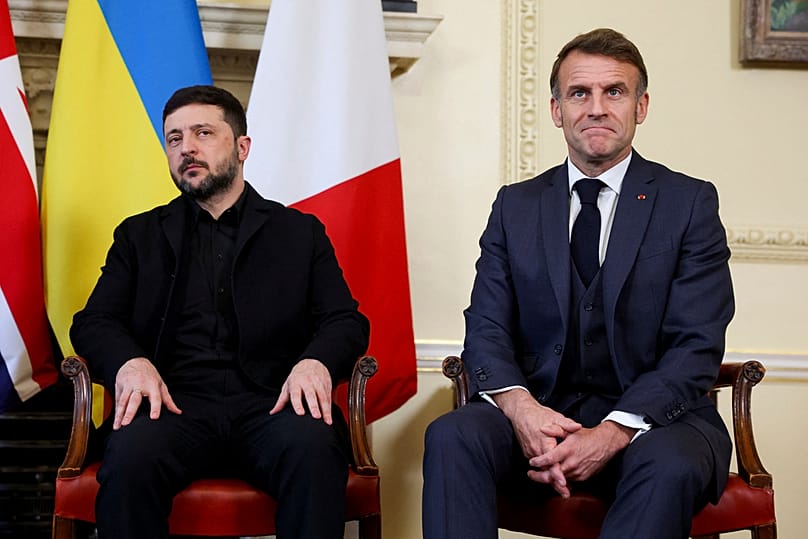 الرئيس الأوكراني فولوديمير زيلينسكي يلتقي الرئيس الفرنسي إيمانويل ماكرون في لندن، في 8 ديسمبر 2025.