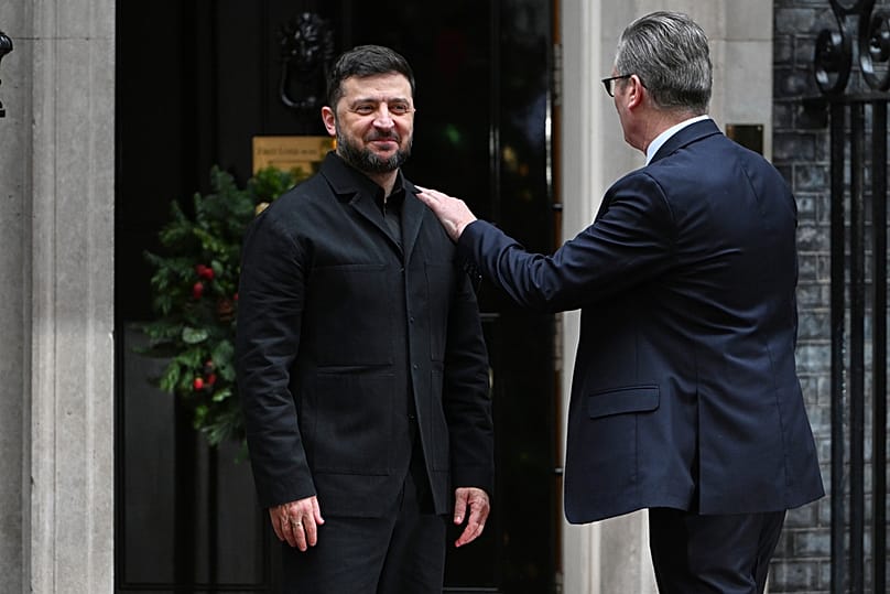 رئيس الوزراء البريطاني كير ستارمر يربّت على كتف الرئيس الأوكراني فولوديمير زيلينسكي في لندن، في 8 ديسمبر 2025.