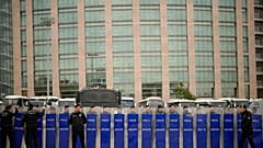 Çağlayan'da bulunan İstanbul Adliye binası önünde nöbet tutan polis memurları, 26 Ekim 2025