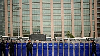 Çağlayan'da bulunan İstanbul Adliye binası önünde nöbet tutan polis memurları, 26 Ekim 2025