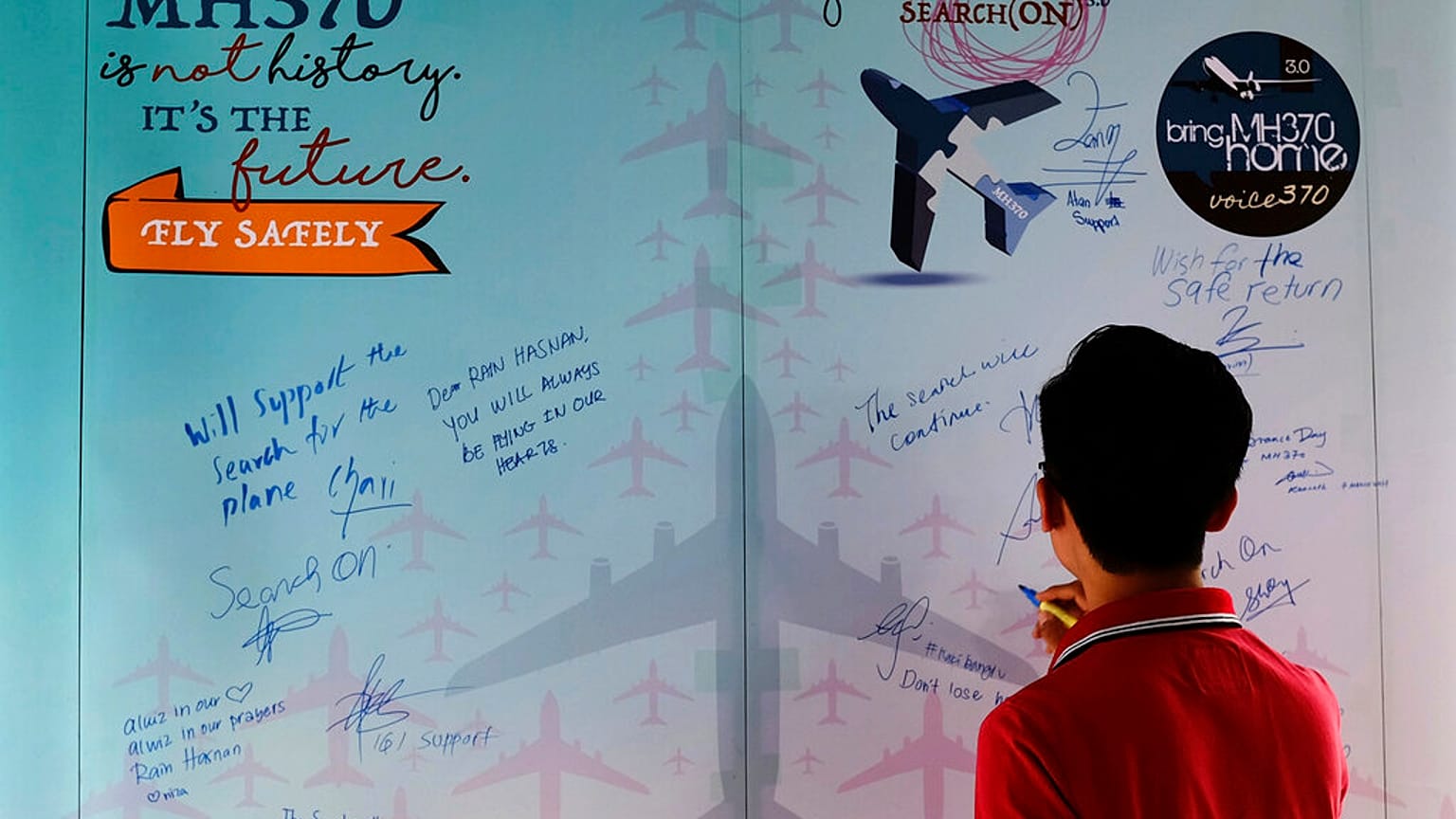 ARCHIVO: Un hombre escribe un mensaje de condolencia durante el acto del Día del Recuerdo del MH370 en Kuala Lumpur, 4 de marzo de 20q7