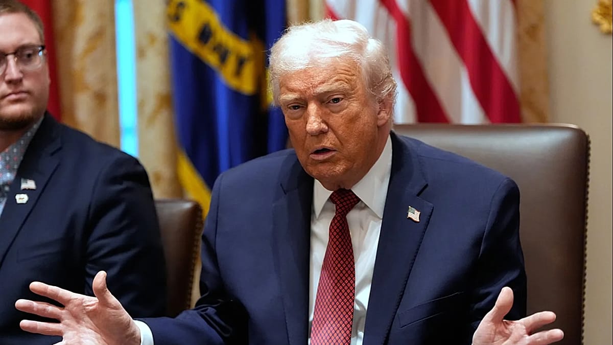 وبرر ترامب الضربة العسكرية الأمريكية اللاحقة، قائلا إن الناجين كانوا يحاولون توجيه القارب في الاتجاه الصحيح