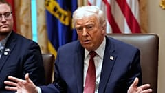 Ο πρόεδρος Ντόναλντ Τραμπ μιλάει κατά τη διάρκεια στρογγυλής τραπέζης για τις αγροτικές επιδοτήσεις στην αίθουσα υπουργικού συμβουλίου του Λευκού Οίκου, τη Δευτέρα 8 Δεκεμβρίου 2025, στην Ουάσιγκτον. (AP Photo/Alex Brandon)
