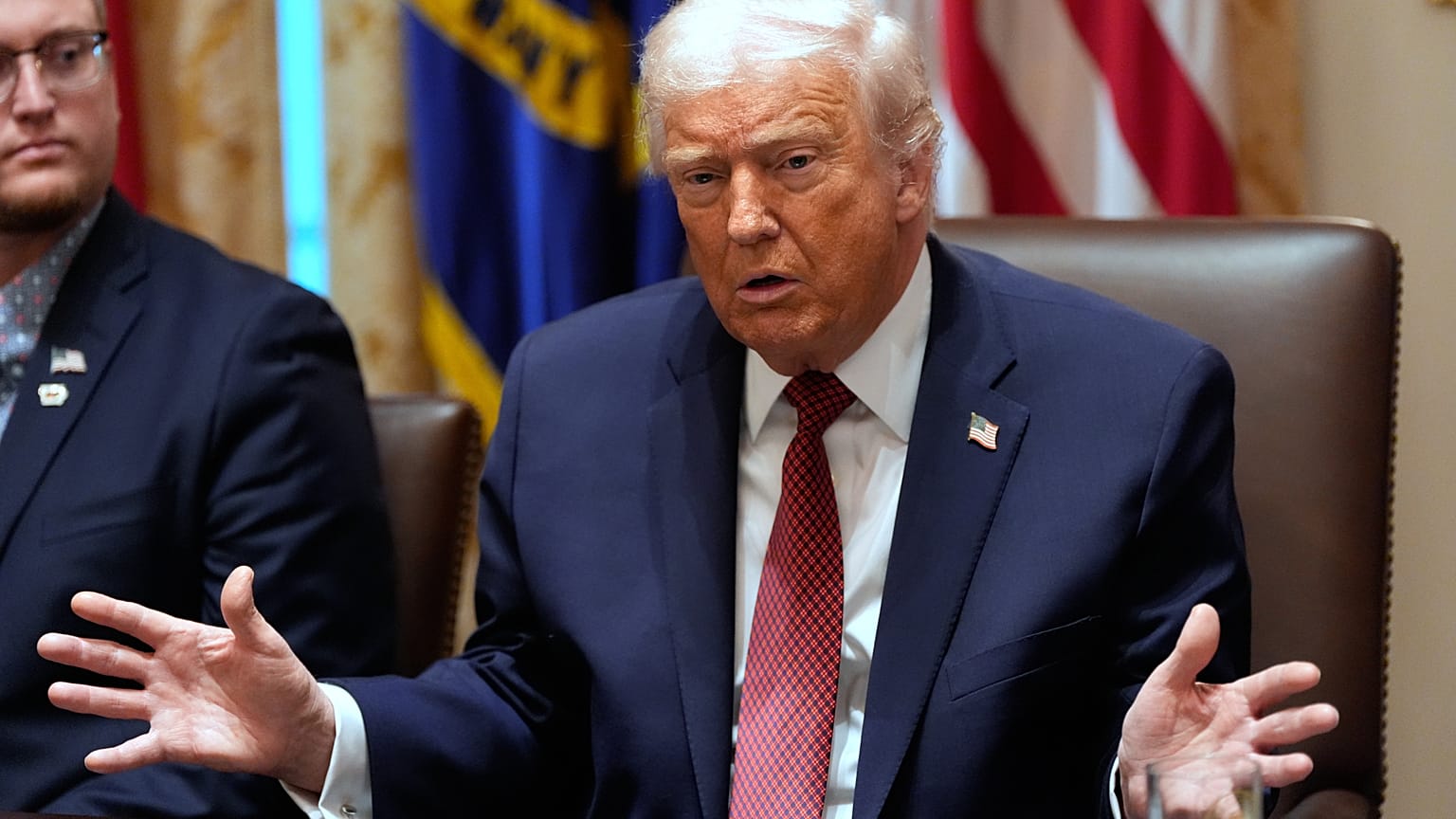 Başkan Donald Trump, 8 Aralık 2025 Pazartesi günü Washington'daki Beyaz Saray'ın Kabine Odası'nda tarım sübvansiyonları hakkında düzenlenen toplantıda konuşuyor.