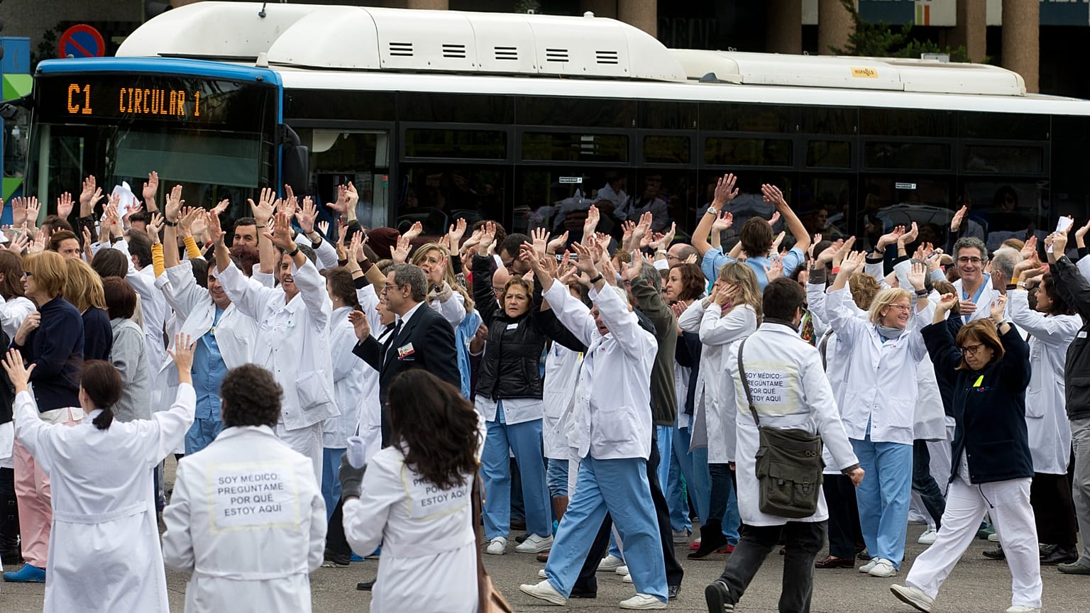ARCHIVO: Personal sanitaria bloquea el tráfico en el exterior del hospital Clínico San Carlos durante una protesta contra los recortes en Madrid, el 27 de noviembre de 2012.