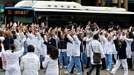 ARCHIVO: Personal sanitaria bloquea el tráfico en el exterior del hospital Clínico San Carlos durante una protesta contra los recortes en Madrid, el 27 de noviembre de 2012.