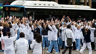 ARCHIVO: Personal sanitaria bloquea el tráfico en el exterior del hospital Clínico San Carlos durante una protesta contra los recortes en Madrid, el 27 de noviembre de 2012.