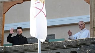 Il presidente ucraino Volodymyr Zelensky e papa Leone XIV salutano i giornalisti durante il loro incontro a Castel Gandolfo (9 dicembre 2025)