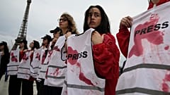 RSF üyeleri, 26 Eylül 2024 Perşembe günü Paris'te, İsrail ile Hamas arasındaki çatışmayı haberleştirirken ölen gazetecileri düzenlenen bir gösteri andı.