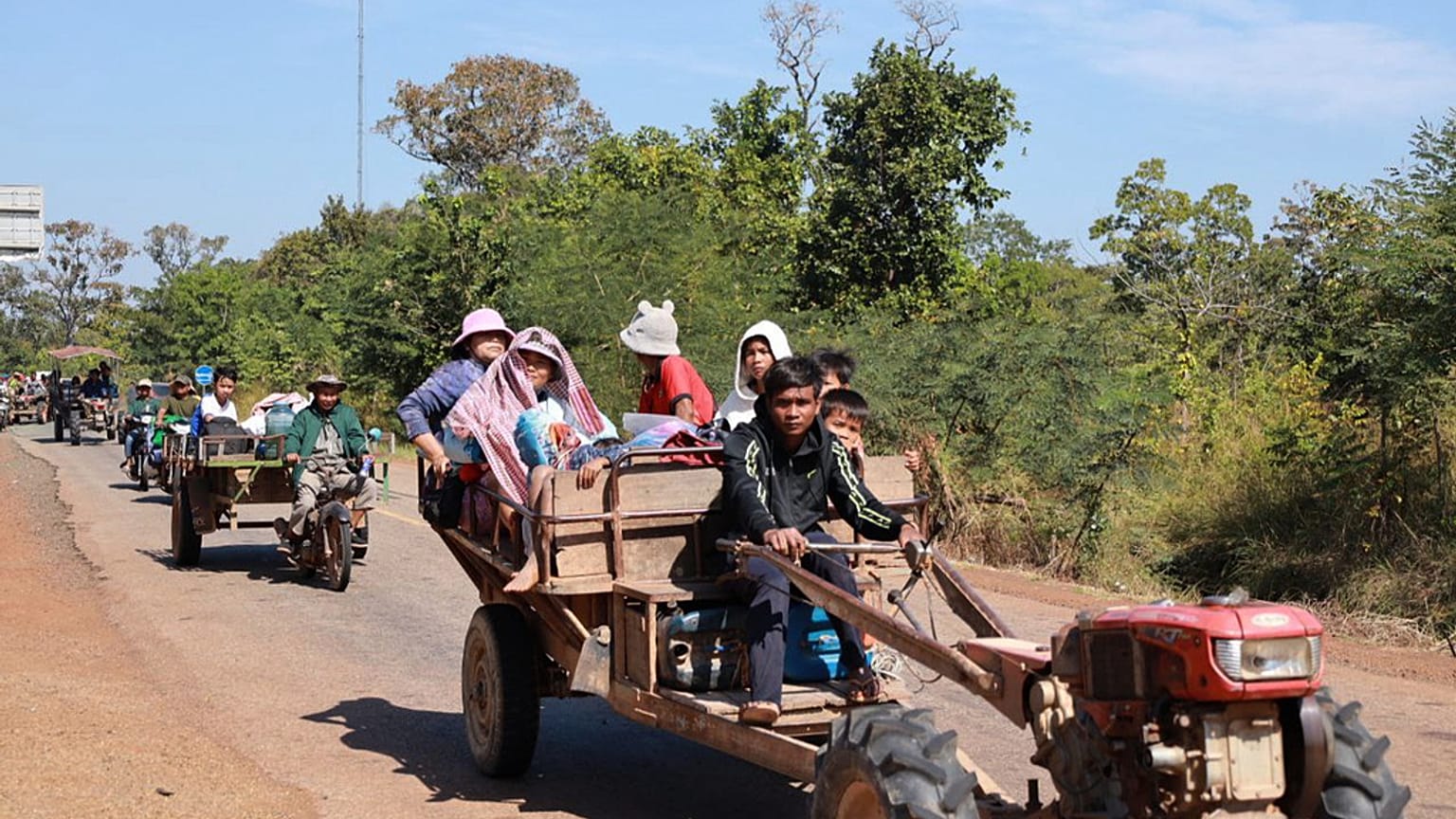 يجلس قرويون كمبوديون على الجرارات أثناء فرارهم من منازلهم في محافظة بريم فيهير، كمبوديا، يوم الاثنين 8 ديسمبر/كانون الأول 2025.