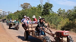 يجلس قرويون كمبوديون على الجرارات أثناء فرارهم من منازلهم في محافظة بريم فيهير، كمبوديا، يوم الاثنين 8 ديسمبر/كانون الأول 2025.