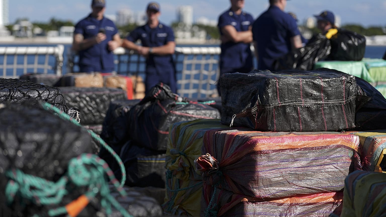 palettes de cocaïne saisies à bord du navire Stone de la garde côtière américaine, mercredi 19 novembre 2025, à Port Everglades, à Fort Lauderdale, en Floride.
