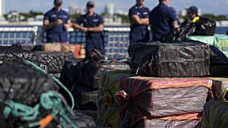 palettes de cocaïne saisies à bord du navire Stone de la garde côtière américaine, mercredi 19 novembre 2025, à Port Everglades, à Fort Lauderdale, en Floride.