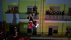 Le "Père Noël volant" des pompiers a distribué des cadeaux aux enfants hospitalisés