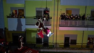 Ο «ιπτάμενος Άγιος Βασίλης» των πυροσβεστών μοίρασε δώρα στα παιδιά που νοσηλεύονται