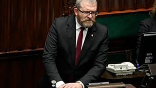 Skrajnie prawicowy poseł Grzegorz Braun przemawia w parlamencie w Warszawie, 11 grudnia 2023 roku.