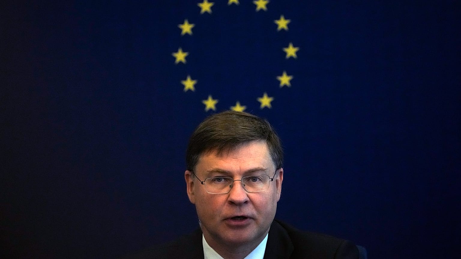 Ο Valdis Dombrovskis μιλά σε δημοσιογράφους