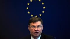 Valdis Dombrovskis gazetecilerle konuşuyor