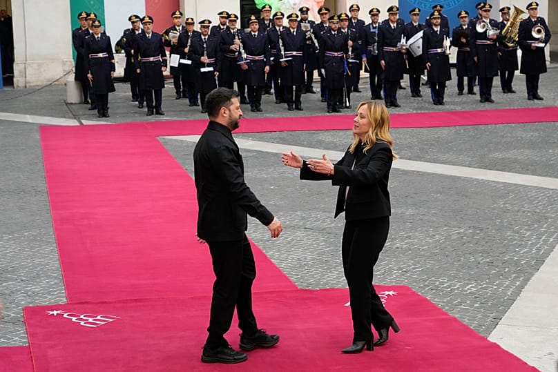 O presidente da Ucrânia, Volodymyr Zelenskyy, à esquerda, é recebido no Palácio Chigi pela primeira-ministra italiana Giorgia Meloni, terça-feira, 9 de dezembro de 2025