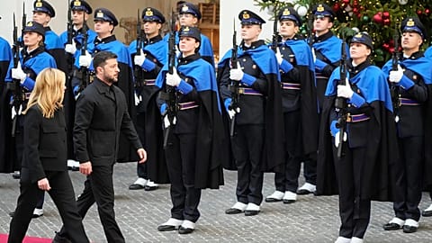 Ukrayna Cumhurbaşkanı Volodimir Zelenskiy, Chigi Sarayı'nda İtalya Başbakanı Giorgia Meloni tarafından karşılandı, 9 Aralık 2025.