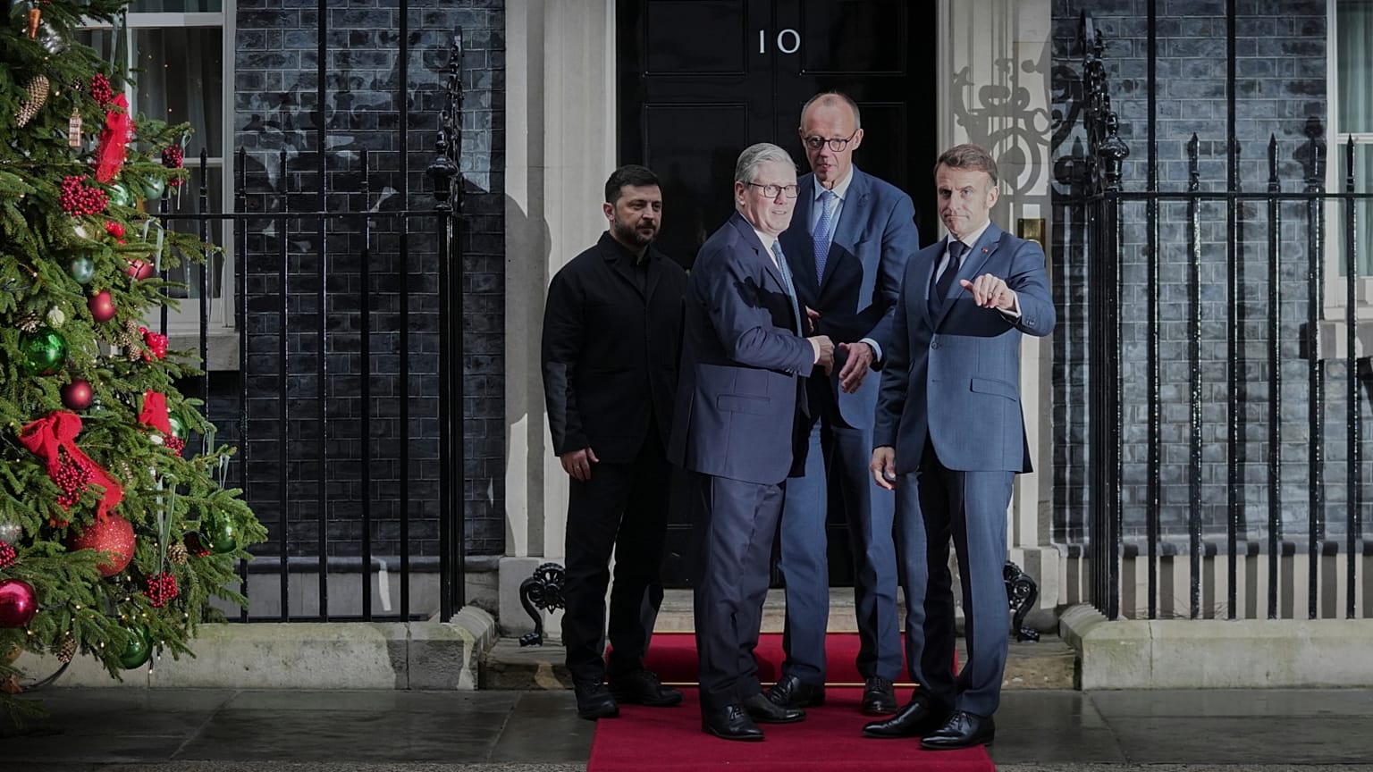 Zelenszkij, Starmer, Merz és Macron a Downing Street 10 bejáratánál