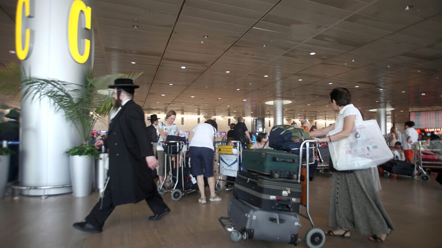 يتنقل الإسرائيليون عبر صالة المغادرة في مطار بن غوريون الدولي في تل أبيب