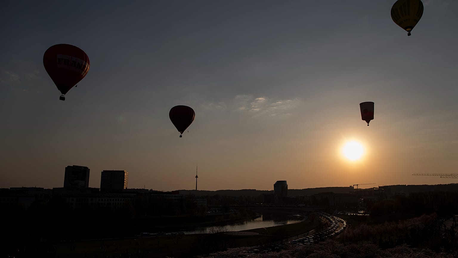 ARCHIVO: Globos aerostáticos sobrevuelan el río Neris al atardecer en Vilna, Lituania, el 22 de abril de 2019.
