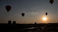 ARCHIVO: Globos aerostáticos sobrevuelan el río Neris al atardecer en Vilna, Lituania, el 22 de abril de 2019.