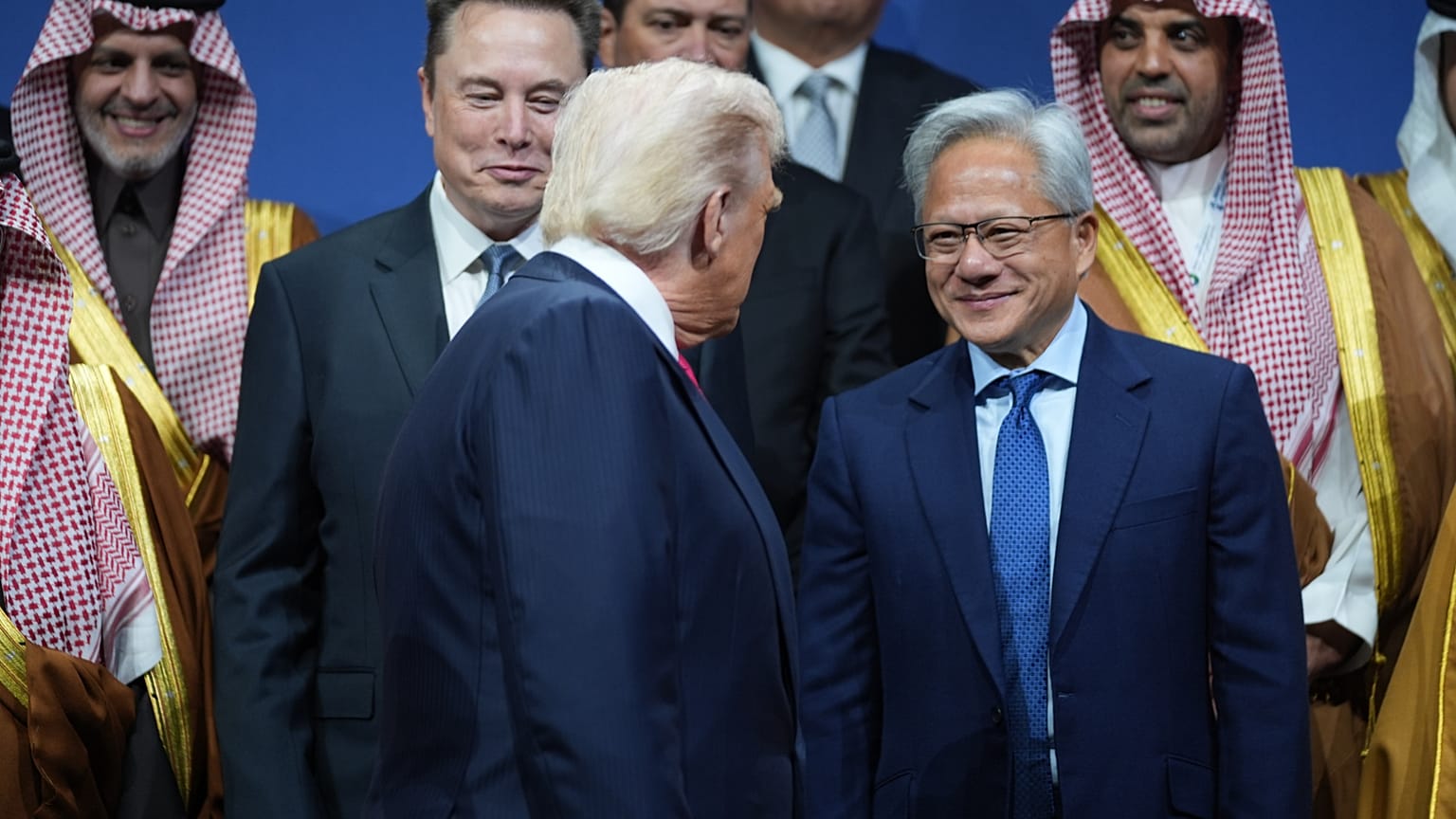 US-Präsident Donald Trump spricht mit Elon Musk und Nvidia-Chef Jensen Huang beim Saudi Investment Forum im Kennedy Center. 19. Nov. 2025.