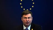 Unijny komisarz ds. gospodarki Valdis Dombrovskis rozmawia z dziennikarzami.