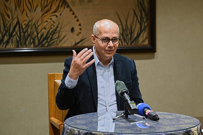 يتحدث عمر ياغي، أستاذ في جامعة كاليفورنيا في بيركلي، خلال مؤتمر صحفي في بروكسل، يوم الأربعاء 8 أكتوبر 2025، بعد أن كان أحد ثلاثة علماء مُنحوا جائزة نوبل في الكيمياء.