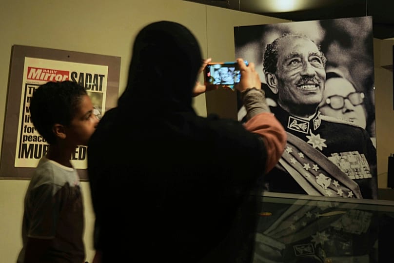 زوار يصورون في متحف الرئيس أنور السادات، الذي تم اغتياله عام 1981، ضمن مجمع مكتبة الإسكندرية في الإسكندرية، مصر، يوم الأربعاء 20 أغسطس 2025.