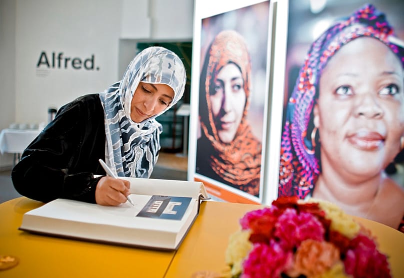 الفائزة بجائزة نوبل للسلام، الناشطة الحقوقية توكل كرمان من اليمن، توقع في سجل الزوار بمركز نوبل للسلام في أوسلو، يوم الأحد 11 ديسمبر 2011