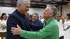 Díaz Canel avec Alejandro Gil Fernández lors du 10e congrès du CDR en 2023.
