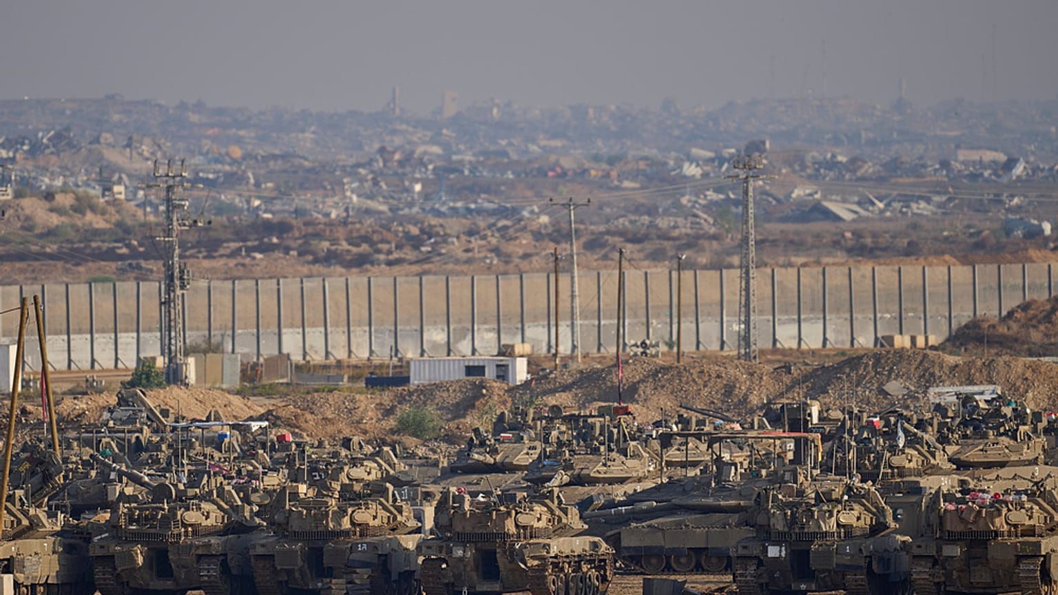 دبابات إسرائيلية متوقفة في منطقة تجهيز قرب الحدود مع غزة، جنوب إسرائيل، يوم الثلاثاء 18 نوفمبر 2025. (تصوير: أسوشيتد برس/ أوهاد زويغنبرغ)