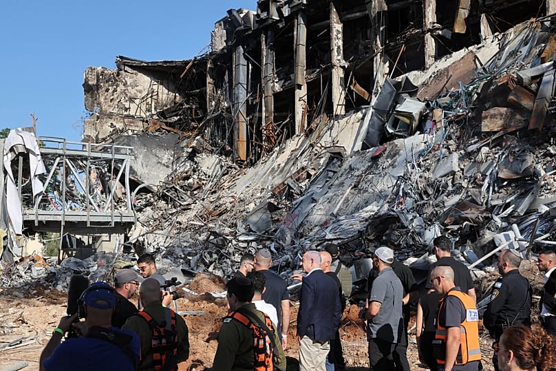 Премьер-министр Израиля Биньямин Нетаньяху на месте иранского удара по Институт науки им. Вейцмана, 20 июня 2025 года